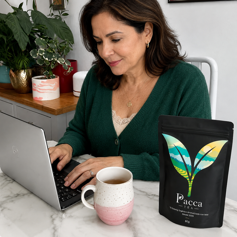 Mujer con Té Oolong Pacca