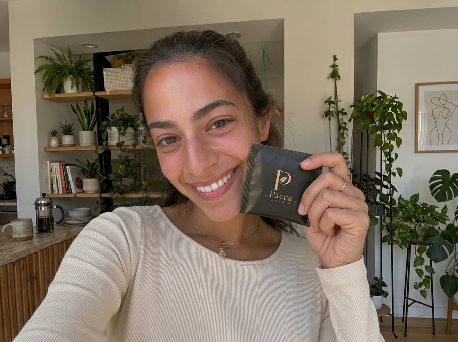 Mujer con Té Oolong Pacca en cocina